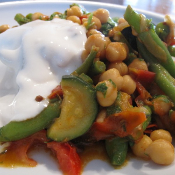 Lun kikærtesalat med squash og grønne bønner