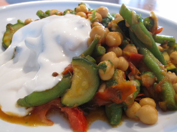 Lun kikærtesalat med squash og grønne bønner