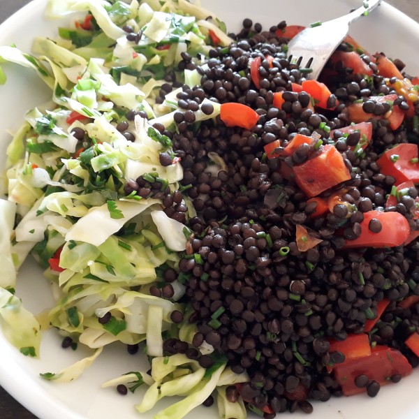 Lun linsesalat og lyndampet spidskål med citron og chili